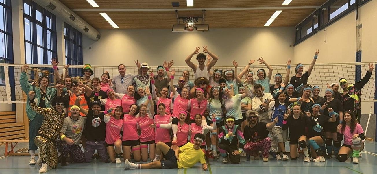 Gruppenfoto aller Teams von Volley Mutschellen beim Vereinsfoto